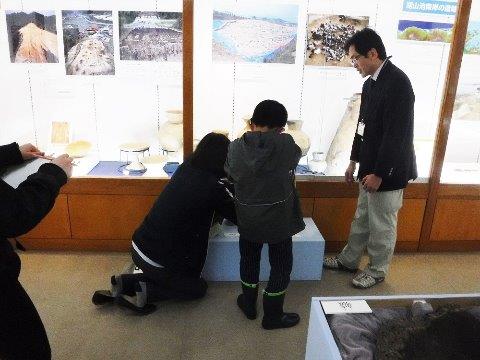 本物の土器に触れていただいています。