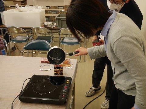 溶けた金属を鋳型に流し込んでいる様子