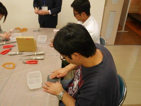 水をつけた紙やすりで鏡面を磨いています。