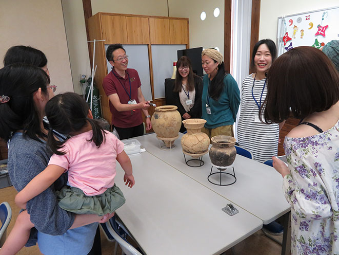 土器鑑賞の様子