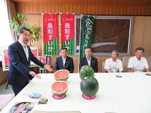 琴浦西瓜生産部からの「琴浦がぶりこ西瓜」及び「琴浦のきらり西瓜」贈呈式1