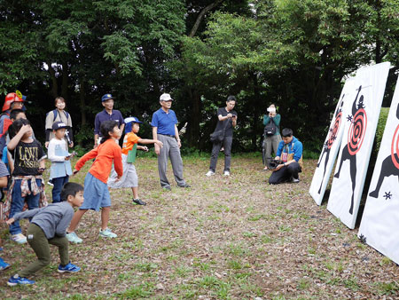 手裏剣を的に投げる様子