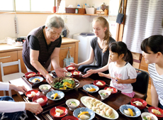 料理を振る舞う様子