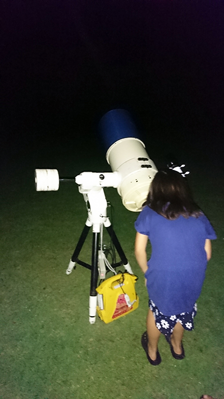 天体望遠鏡で観察する様子