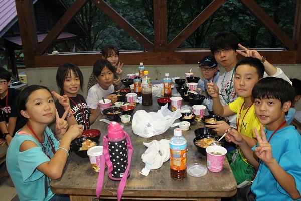 「キッズアドベンチャー」夕食(野外炊飯)の様子