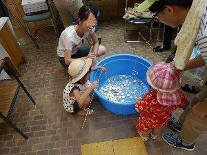 骨角器で缶バッチ釣り