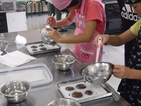 チョコを型に流し込む様子