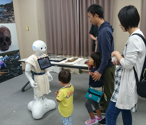蔵出し展示ペッパーが出土品を解説