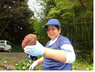 芋を片手にポーズ