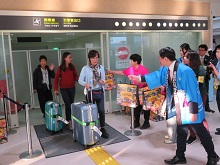 鳥取－台北チャーター便の利用客のお出迎え1