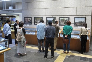 常設展解説の様子写真