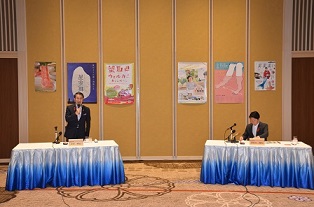 知事会議に先立ちあいさつする平井知事の写真