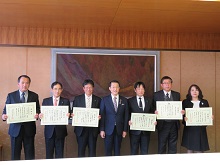 令和元年度県税納税表彰式・「中学生の税についての作文・習字」優秀作品表彰式1
