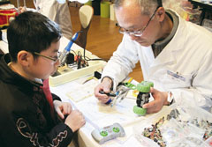おもちゃを修理している木村さんの写真