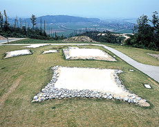 復元された墳丘墓の写真