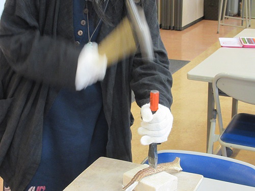 制作状況(鏨切断)写真