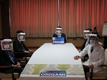 鳥取大学及び県内企業からの紙製フェイスシールド「ORIGAMI」開発・寄付報告会2