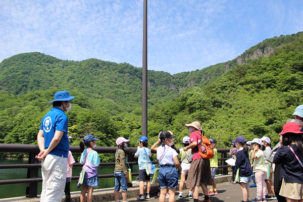 ダム湖から船上山を眺めて