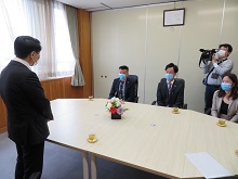 TOMONARI株式会社からのマスク寄贈式1