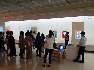 美術テーマ展示でのフリートーク風景