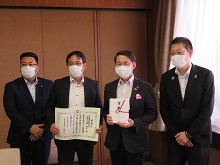 日本労働者協同組合連合会からのフェイスシールド等寄贈式2