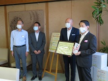 一般財団法人鳥取県労働者福祉協議会からのとっとりささえあいマスクバンクへのマスク寄贈式2