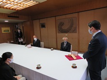 鳥取県板金工業組合からの銅製ペン皿寄贈式1