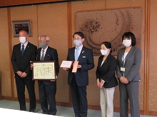 鳥取県板金工業組合からの銅製ペン皿寄贈式2