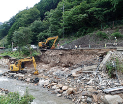 ７月豪雨災害の復旧工事のようす