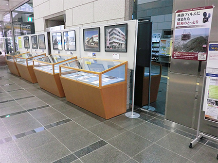 共有通路での展示の様子 共有通路での展示の様子