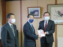 鳥取県中部トラック事業協同組合からの新型コロナウイルス感染症対策に係る寄附金贈呈式2
