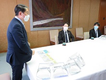 鳥取大学及び県内企業からの子ども用紙製フェイスシールド「オリガミJr.」完成報告会1