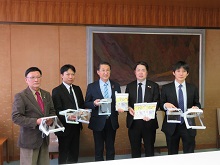 鳥取大学及び県内企業からの子ども用紙製フェイスシールド「オリガミJr.」完成報告会2