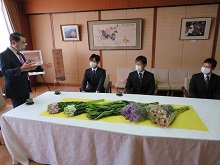 JA鳥取中央大栄花き部会からの「大栄の花」贈呈式1