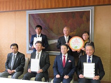 「鳥取県虐待防止全力宣言企業」及び「子ども見守りサポーター」認定証等授与式2