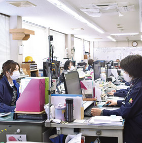株式会社アークスの園芸部で働く女性たちの写真
