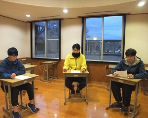 3人