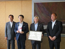 鳥取県瓦工事業組合からの新型コロナウイルス感染症対策への寄附金贈呈式2
