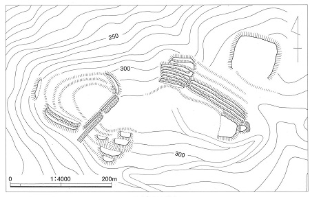 最勝寺山城の縄張り図です。山城の曲輪や切岸が線描で描かれています。