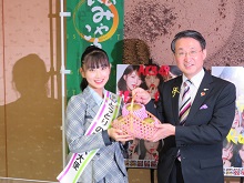 AKB48徳永羚海さんへの「とっとりの梨食べたいし（大使）」たすき贈呈式1