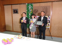 AKB48徳永羚海さんへの「とっとりの梨食べたいし（大使）」たすき贈呈式2