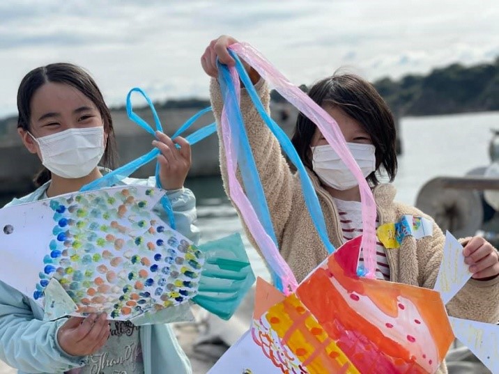 「風に泳ぐ魚づくり」アートプログラム