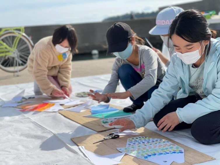 「風に泳ぐ魚づくり」アートプログラム