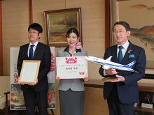 全日本空輸株式会社客室乗務員への「とっとりへウェルカニコーディネーター」任命式2