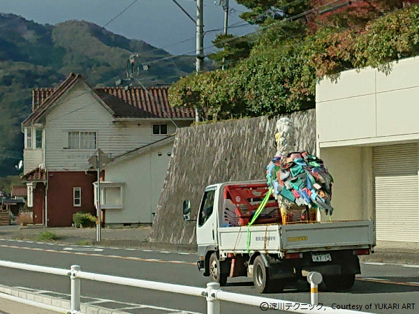 海ごみアート「とっとりプラホウドリ」、智頭農林高校さんのトラックで移動中。