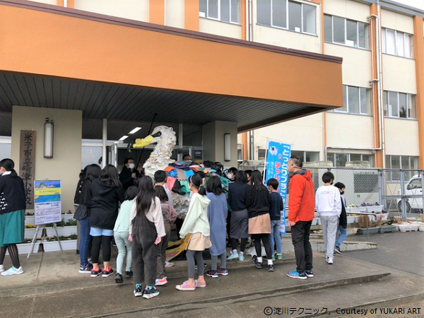 崎津小学校玄関前にプラホウドリが出現！