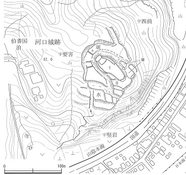 河口城後の曲輪（くるわ）や堀などを地形図上に表した図です。縄張り図と言います。これは、『新鳥取県史（資料編）考古３』という2018年に出版されている本に掲載されている図を転載したものです。