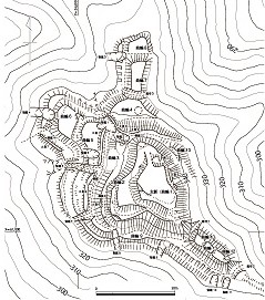 狗尸城跡の曲輪（くるわ）や堀などを地形図上に示した図です。縄張り図といいます。