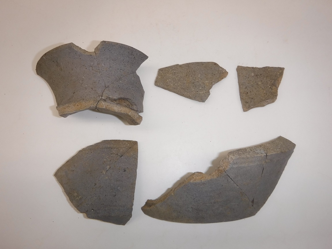 青谷大平遺跡で出土した平瓶という土器の破片です。五つの破片が写っています。色は灰色です。