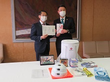 株式会社吉備総合電設からの防災用非常時持出品寄贈式2